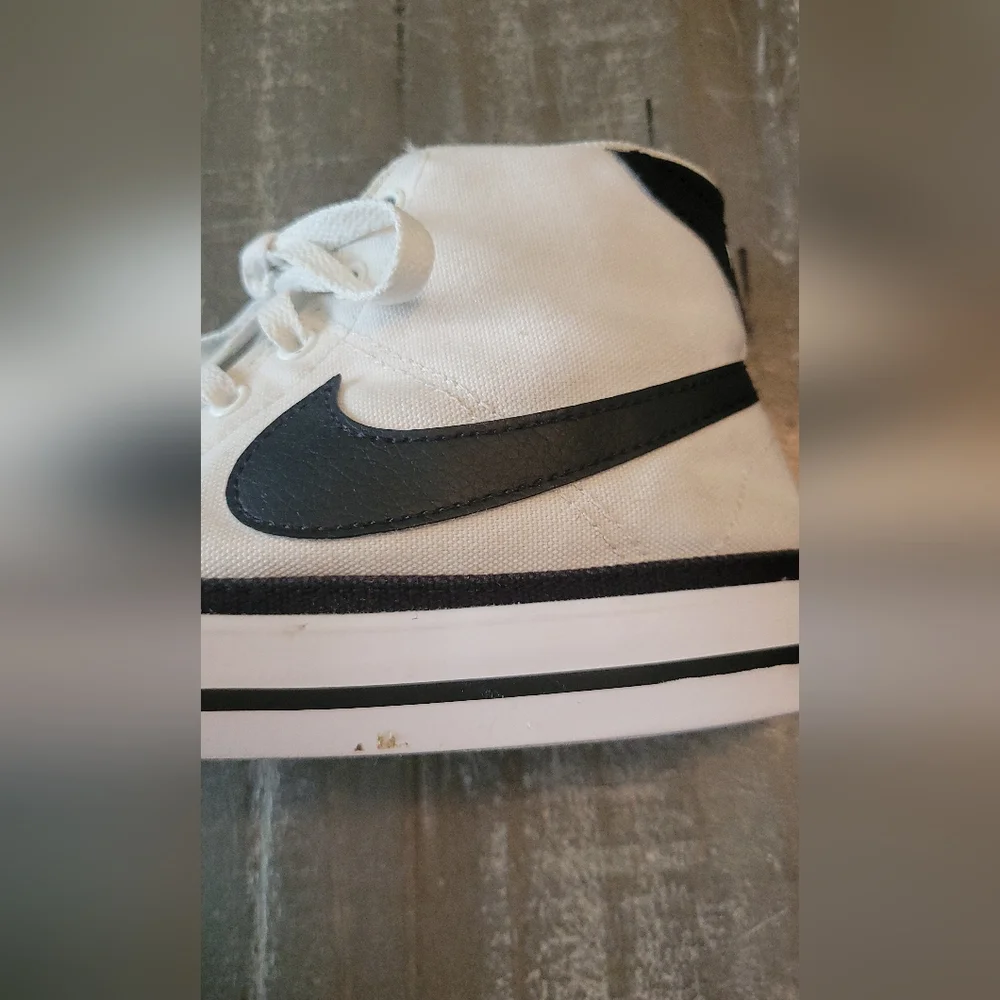 Nike Mens  Court Legacy Canvas Mid white and black sneakers. Size 8